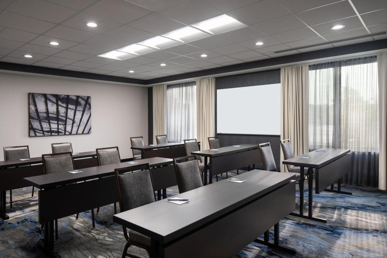 Fairfield Inn & Suites By Marriott Cleveland Tiedeman Road Brooklyn Bagian luar foto